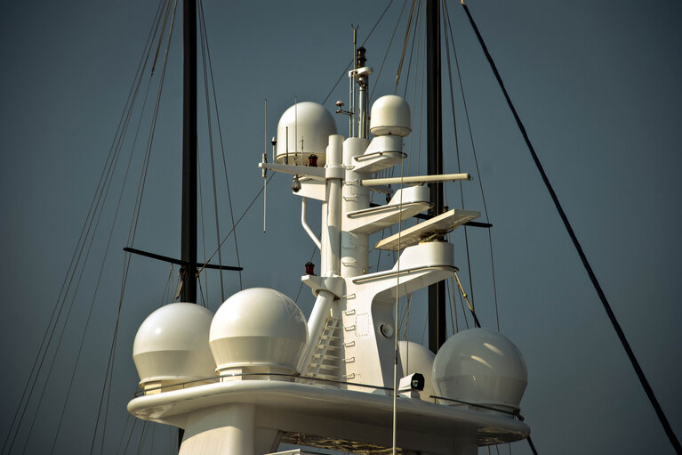 Delivering high current at very low voltage for satellite antennas case study